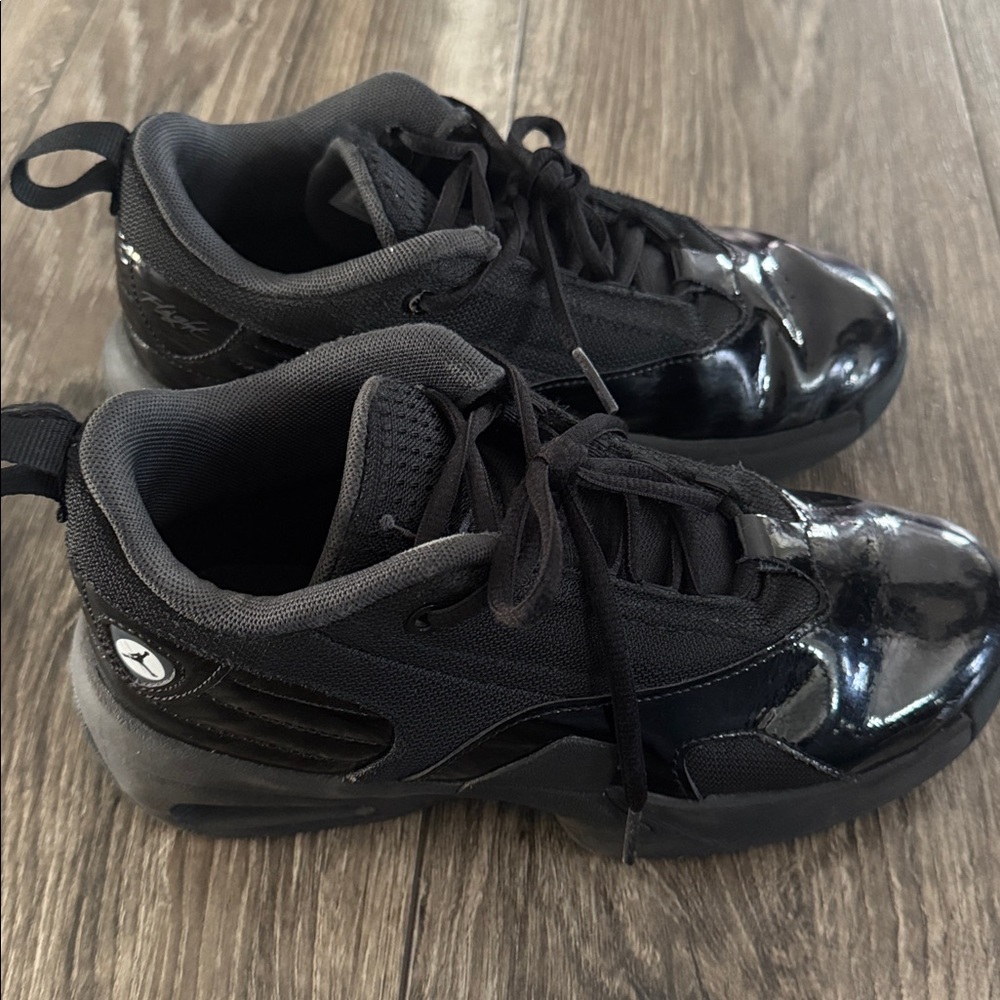 Boys Black Jordan’s - Picture 8 of 8